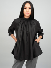 Edle, schwarze Baumwollbluse mit Stehkragen, Raglanärmeln und Smok-Details