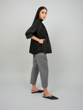 Edle, schwarze Baumwollbluse mit Stehkragen, Raglanärmeln und Smok-Details