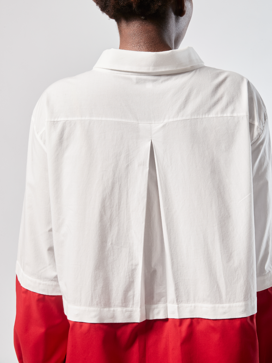 Bluse aus 100% feiner Baumwolle mit weitem Umlegekragen, durch abknöpfbarem unteren Teil auch als Crop-Bluse zu tragen