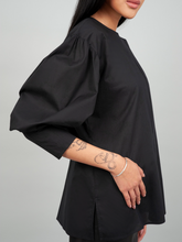 Außergewöhnliche, schwarze Basic Bluse aus 100% Baumwolle mit Rundhalsausschnitt, Kellerfalte mittig und seitlichen Schlitzen