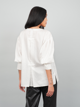 Außergewöhnliche, weiße Basic Bluse aus 100% Baumwolle mit Rundhalsausschnitt, Kellerfalte mittig und seitlichen Schlitzen