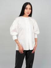 Außergewöhnliche, weiße Basic Bluse aus 100% Baumwolle mit Rundhalsausschnitt, Kellerfalte mittig und seitlichen Schlitzen