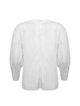 Außergewöhnliche, weiße Basic Bluse aus 100% Baumwolle mit Rundhalsausschnitt, Kellerfalte mittig und seitlichen Schlitzen