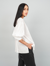 Außergewöhnliche, weiße Basic Bluse aus 100% Baumwolle mit Rundhalsausschnitt, Kellerfalte mittig und seitlichen Schlitzen