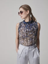 Transparente, ärmellose Bluse aus Chiffonseide, hemdkragenverschluss im Nacken und ungesäumte Ärmelkanten