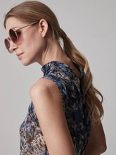 Transparente, ärmellose Bluse aus Chiffonseide, hemdkragenverschluss im Nacken und ungesäumte Ärmelkanten