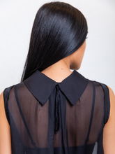 Transparente, ärmellose Bluse aus feinster Chiffonseide, raffinierter Hemdkragenverschluss im Nacken sowie ungesäumten Ärmelkanten