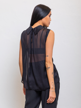 Transparente, ärmellose Bluse aus feinster Chiffonseide, raffinierter Hemdkragenverschluss im Nacken sowie ungesäumten Ärmelkanten