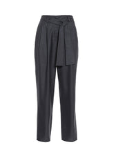 Locker geschnittene Bundfaltenhose aus weichem Wolle-Seiden-Mix sowie seitlichen Eingriffstaschen und Bindegürtel