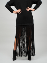 Schwarzes, hochgeschlossenes Feinstrickkleid aus 100% Wolle mit extralangen, abnehmbaren Fransen