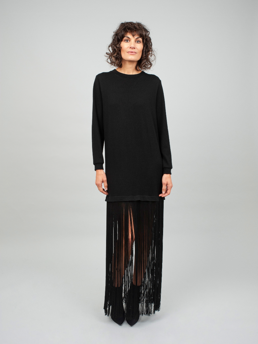 Schwarzes, hochgeschlossenes Feinstrickkleid aus 100% Wolle mit extralangen, abnehmbaren Fransen