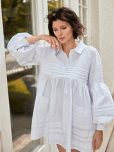 Hemdbluse aus Premium Baumwolle, aufgesetzte Taschen, Ballonärmel und von Hand gelegte Biesen