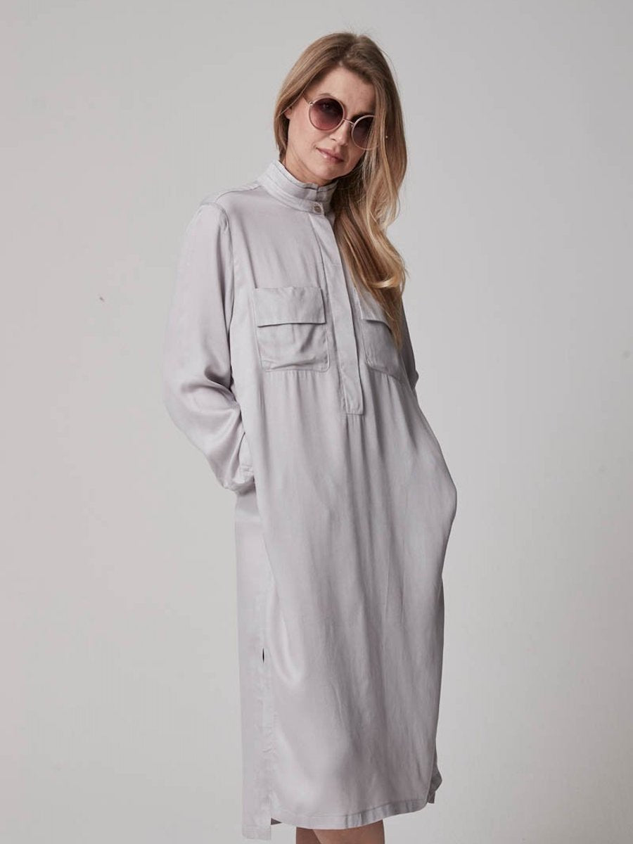 Midi Hemdkleid aus Viskose mit Stehkragen, versteckter Knopfleiste und einem seitlichen Schlitz
