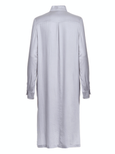 Midi Hemdkleid aus Viskose mit Stehkragen, versteckter Knopfleiste und einem seitlichen Schlitz