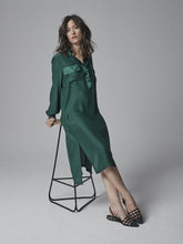 Midi-Hemdkleid aus feinster Seide mit Stehkragen, seitlichen Schlitzen und verdeckter Knopfleiste.