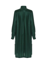 Midi-Hemdkleid aus feinster Seide mit Stehkragen, seitlichen Schlitzen und verdeckter Knopfleiste.