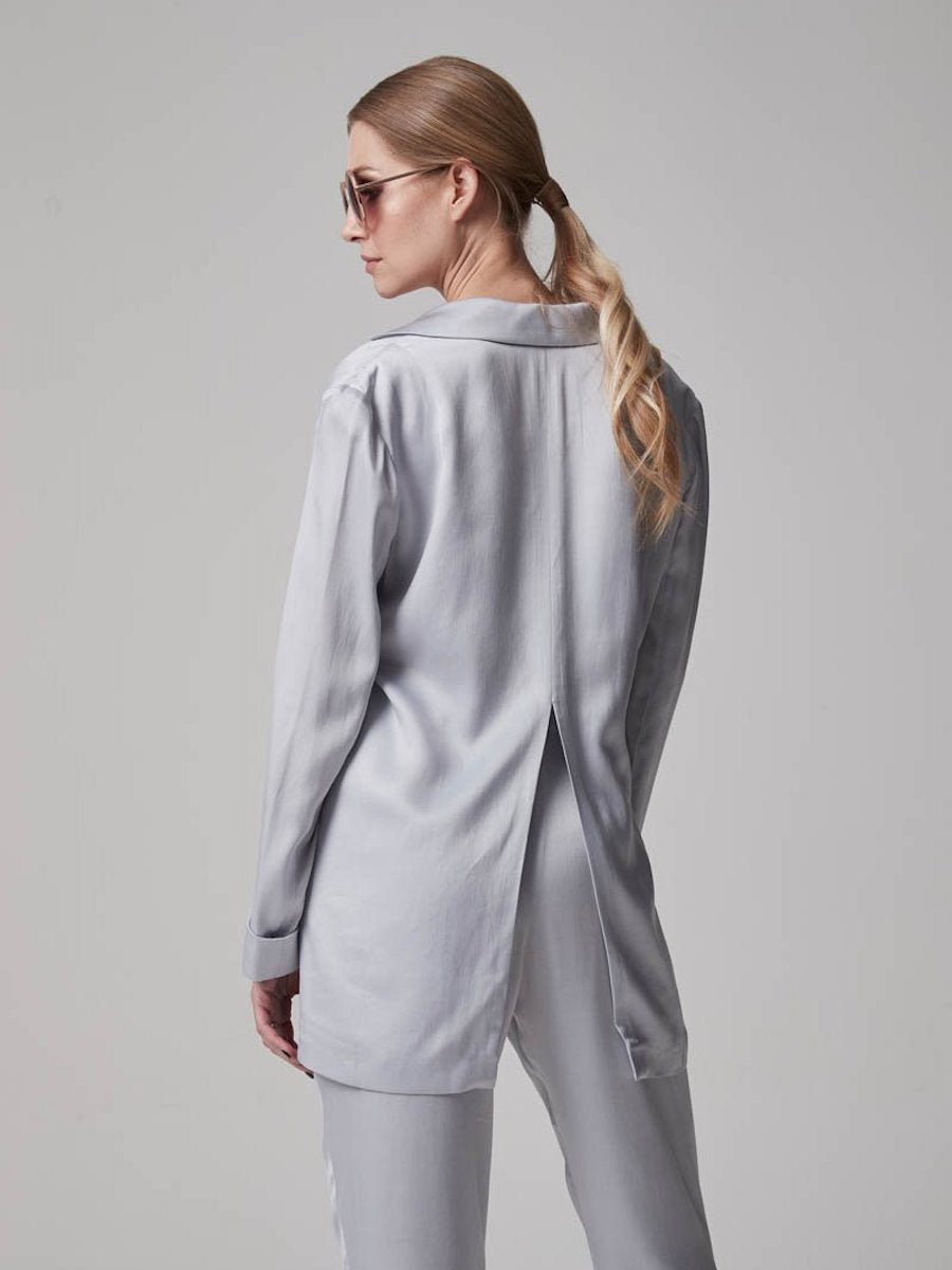 Wunderbare Highwaist Hose aus fließendem Cupro, lockerem Schnitt und einer eleganten Bundfalte