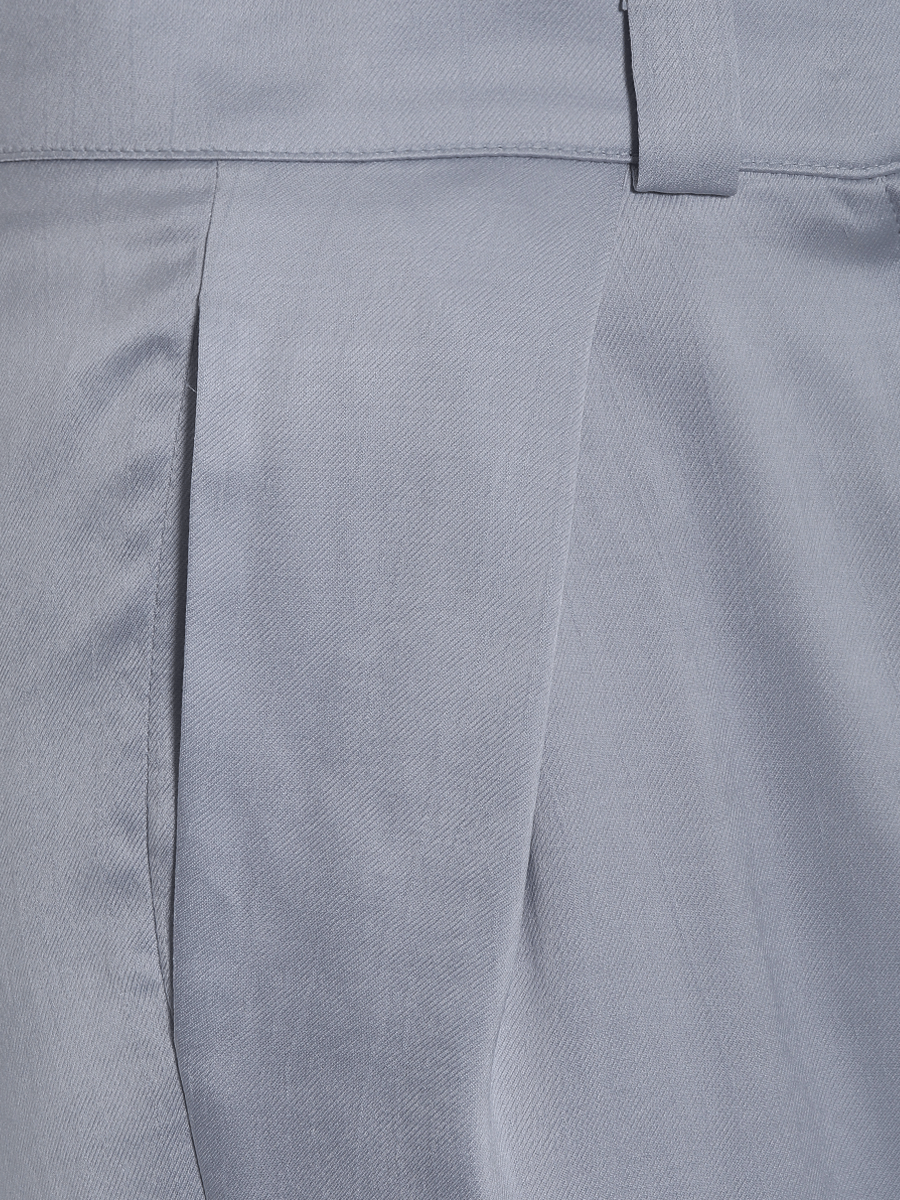 Wunderbare Highwaist Hose aus fließendem Cupro, lockerem Schnitt und einer eleganten Bundfalte