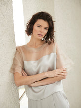 Exquisite Kurzarmbluse aus Stretch-Satin mit eleganten Einsätzen in der Schulterpartie und den Ärmeln aus feiner Organzaseide