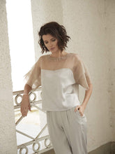 Exquisite Kurzarmbluse aus Stretch-Satin mit eleganten Einsätzen in der Schulterpartie und den Ärmeln aus feiner Organzaseide