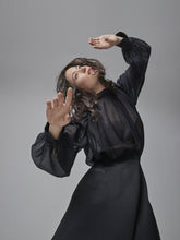 Locker geschnittene Langarmbluse aus hochwertigem Seidenchiffon mit Hemdkragenverschluss im Nacken