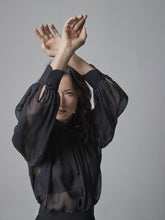 Locker geschnittene Langarmbluse aus hochwertigem Seidenchiffon mit Hemdkragenverschluss im Nacken