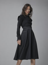 Langarmshirt aus hochwertiger Viskose, mit verspielter Rüschenverzierungen am Armabschluss sowie dezenten Schulterpolstern