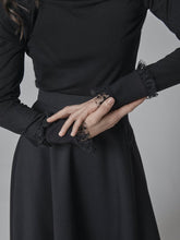 Langarmshirt aus hochwertiger Viskose, mit verspielter Rüschenverzierungen am Armabschluss sowie dezenten Schulterpolstern