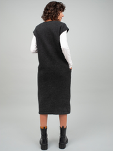 Grau-melierte Maxi-Weste aus irischem Merinofleece mit V-Ausschnitt, Seitentaschen und Druckknopfverschluss