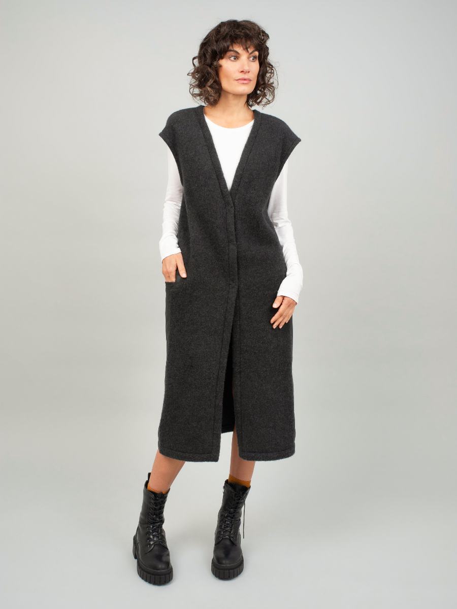 Grau-melierte Maxi-Weste aus irischem Merinofleece mit V-Ausschnitt, Seitentaschen und Druckknopfverschluss