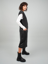 Grau-melierte Maxi-Weste aus irischem Merinofleece mit V-Ausschnitt, Seitentaschen und Druckknopfverschluss