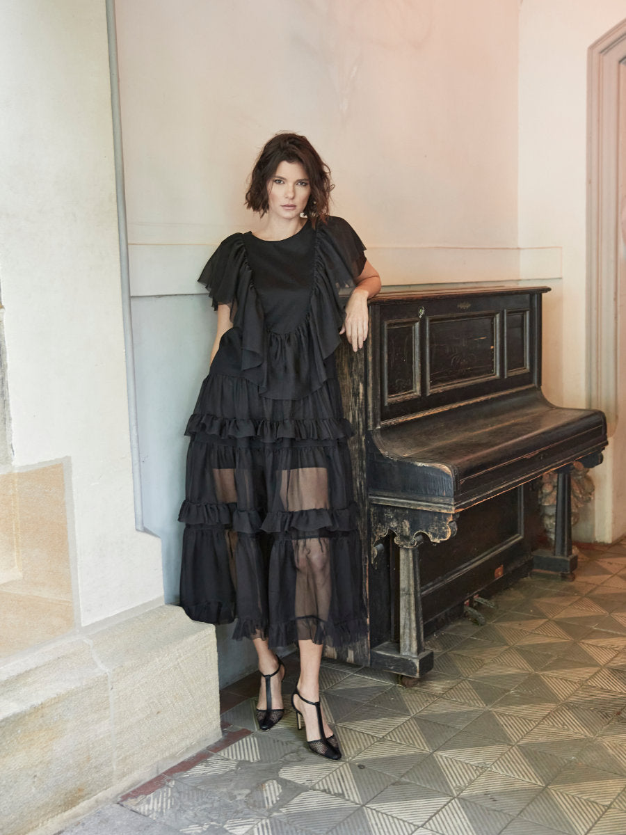 Maxi-Kleid aus feinem Baumwollbatist, zarten Volants und kunstvoll eingearbeiteten Einsätzen aus Chiffonseide