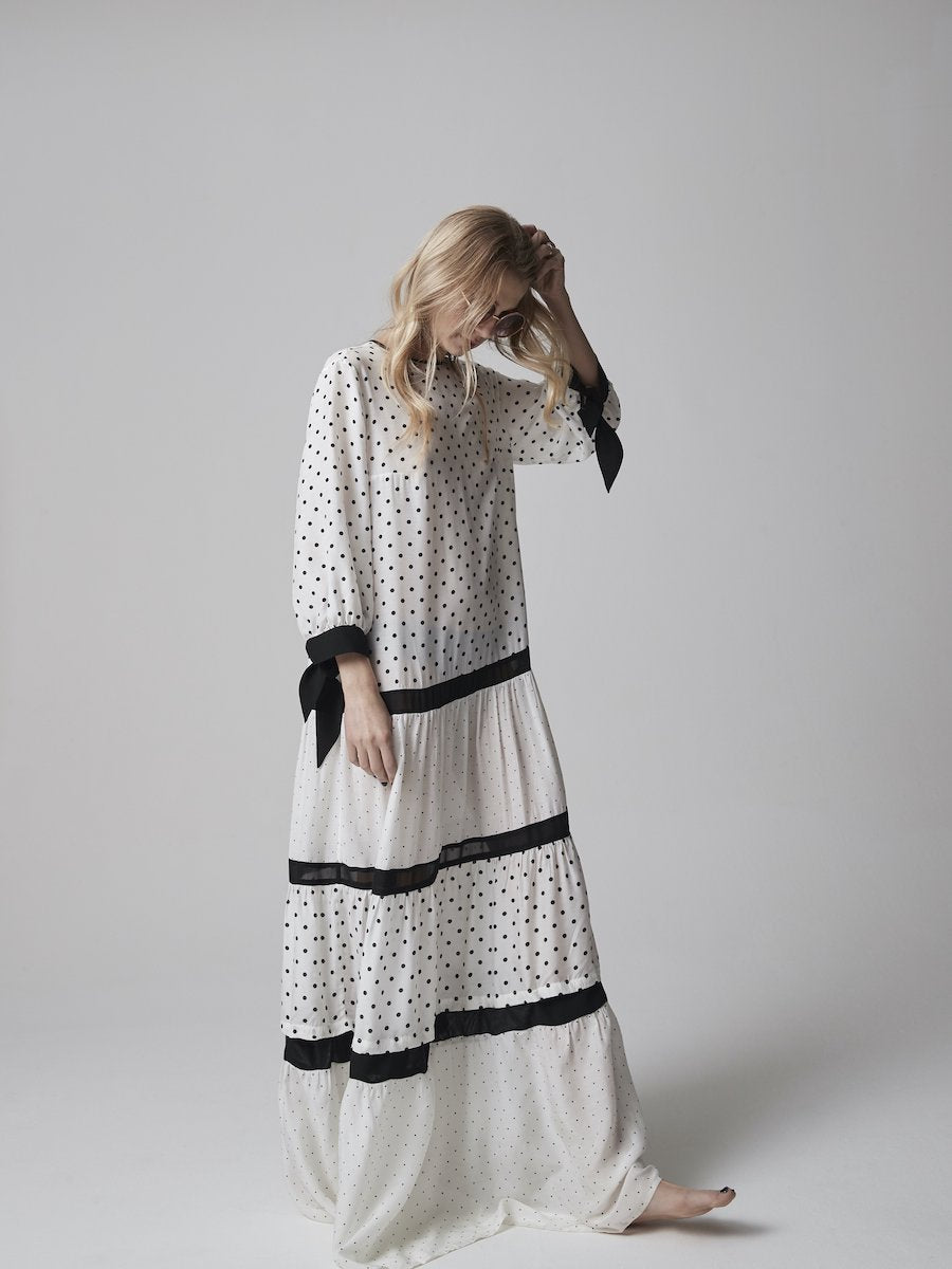 Maxikleid aus exklusiver Premium Baumwolle mit Polkadots, Schleifen an den Ärmeln und abnehmbaren Volants