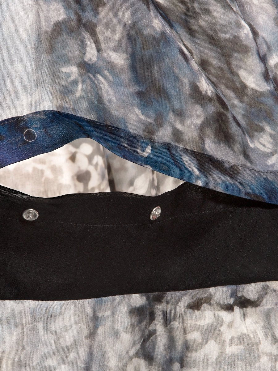 Maxi Kleid aus zarter Chiffonseide mit einen bezaubernden Blütenprint, Schleifen an den Ärmeln und abnehmbaren Volants