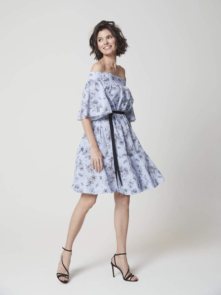 Midi-Kleid aus Premium-Baumwolle mit Carmen Ausschnitt und einem Gürtel auf der Rückseite zum Binden