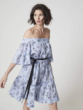 Midi-Kleid aus Premium-Baumwolle mit Carmen Ausschnitt und einem Gürtel auf der Rückseite zum Binden