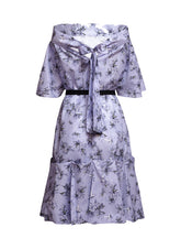 Midi-Kleid aus Premium-Baumwolle mit Carmen Ausschnitt und einem Gürtel auf der Rückseite zum Binden