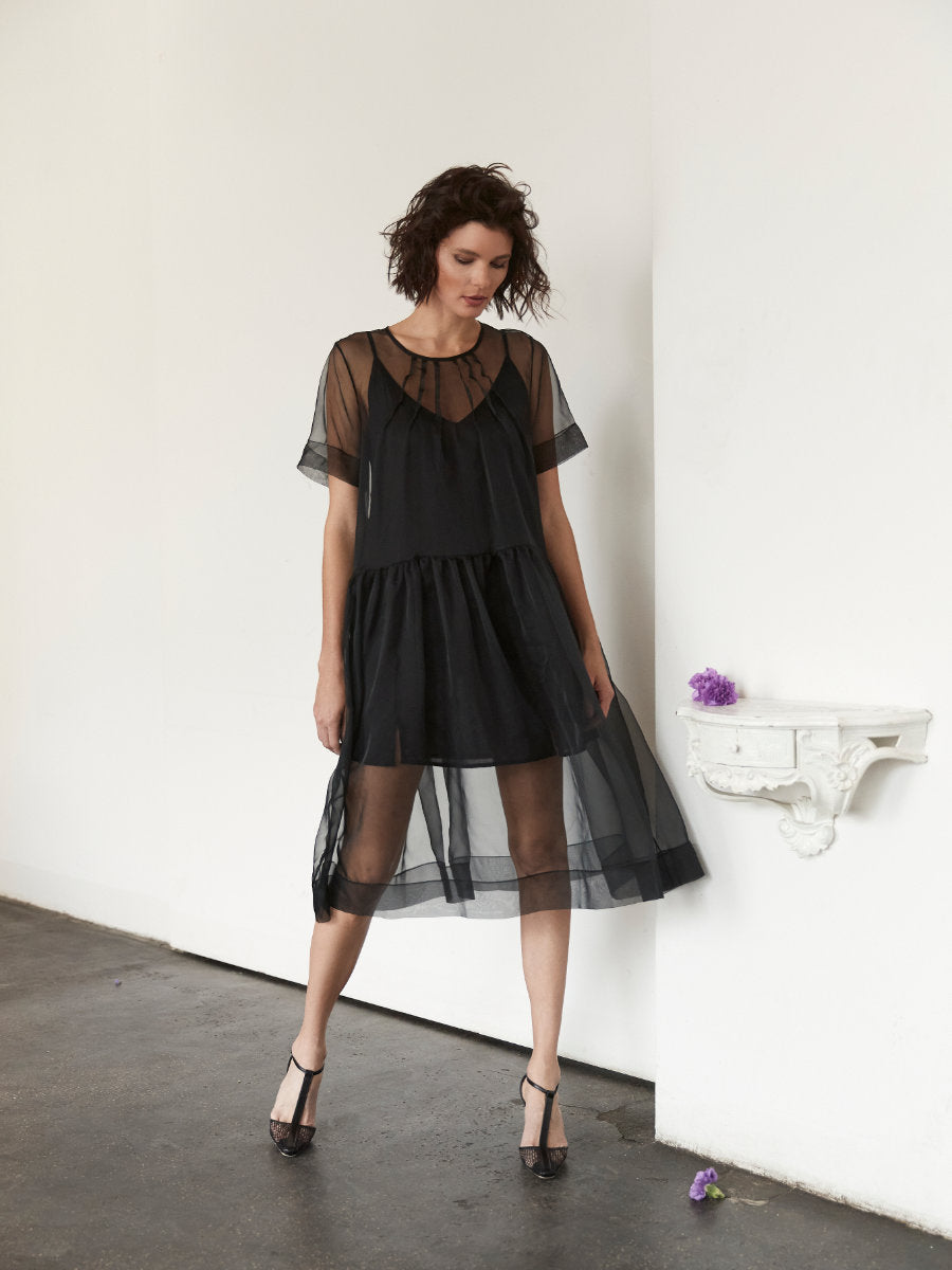 Midi-Kleid aus hochwertiger Organzaseide, kunstvollen Biesen im Brustbereich und passendem Unterkleid aus Viskose-Seiden Mix
