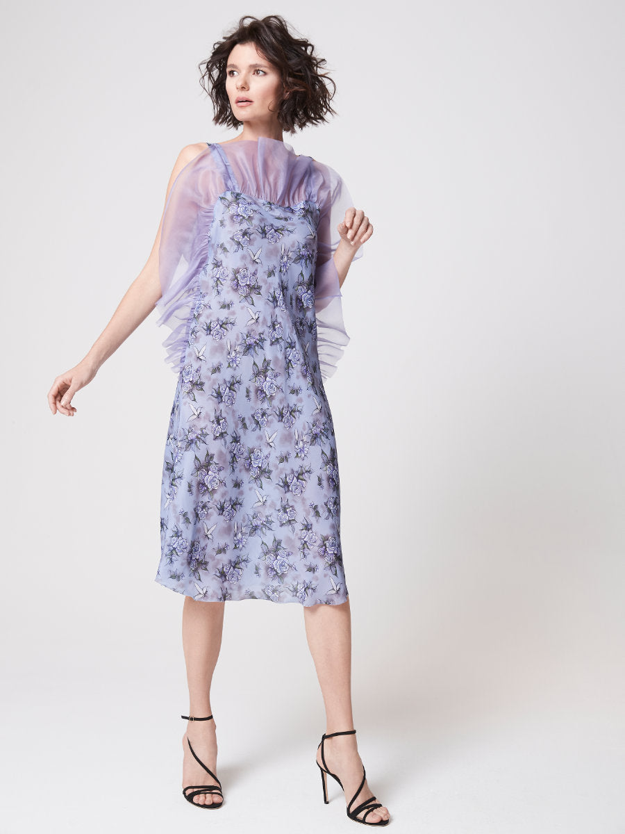 Midi-Kleid aus luxuriösem Stretch-Satin mit kunstvoll angebrachten Volants aus feinster Organzaseide