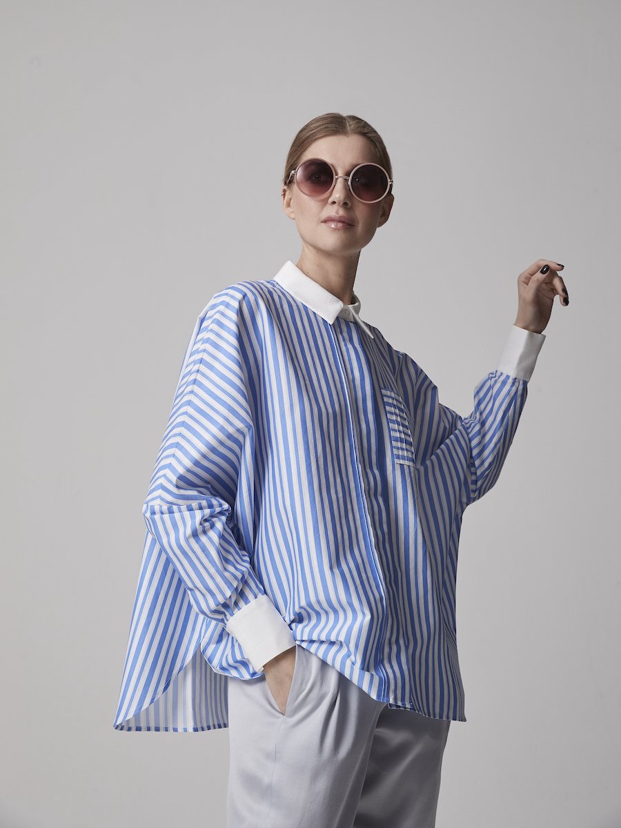 Oversize Bluse aus hochwertige Baumwolle, praktischer Brusttasche und subtilen Biesen-Falten