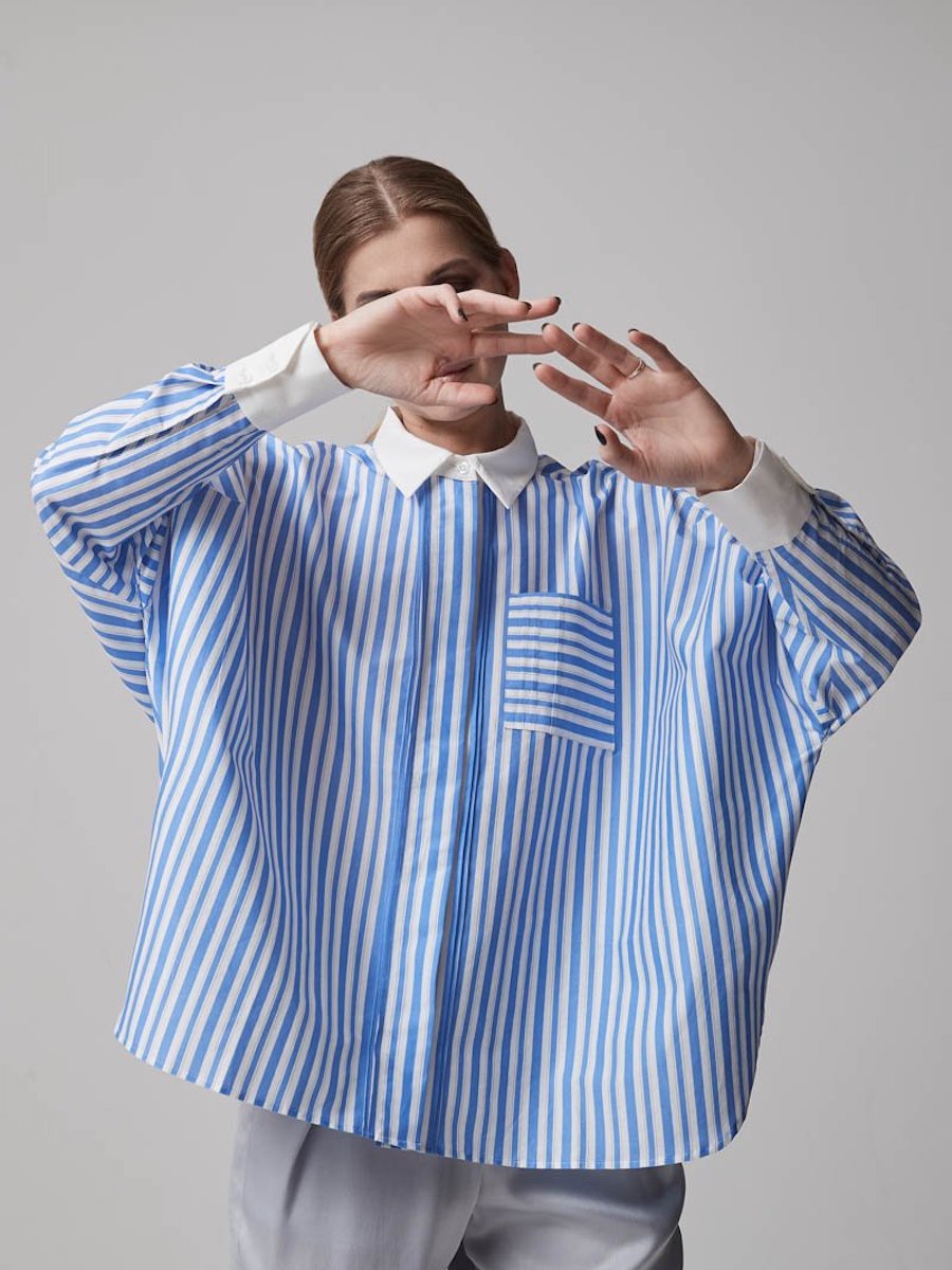 Oversize Bluse aus hochwertige Baumwolle, praktischer Brusttasche und subtilen Biesen-Falten