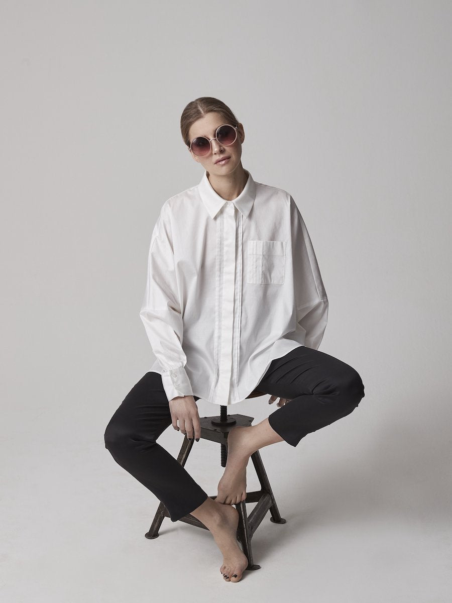 Oversize Bluse aus hochwertige Baumwolle, praktischer Brusttasche und subtilen Biesen-Falten