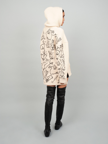 Bequemer Oversize-Hoodie aus schwerer Baumwolle mit Kängurutasche mit asymmetrischem Saum und Hasen Print