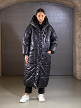 Mega Oversize Mantel in limitierter Auflage mit übergroßen Proportionen und einem praktischen 2-Wege Reißverschluss