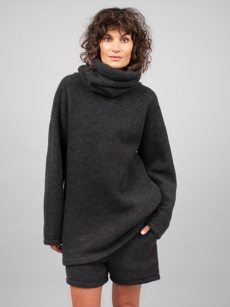 Oversize, grau-melierter Pullover aus irischem Merinofleece mit Maxikragen, überschrittenen Schultern und versteckten Taschen in der Seitennaht