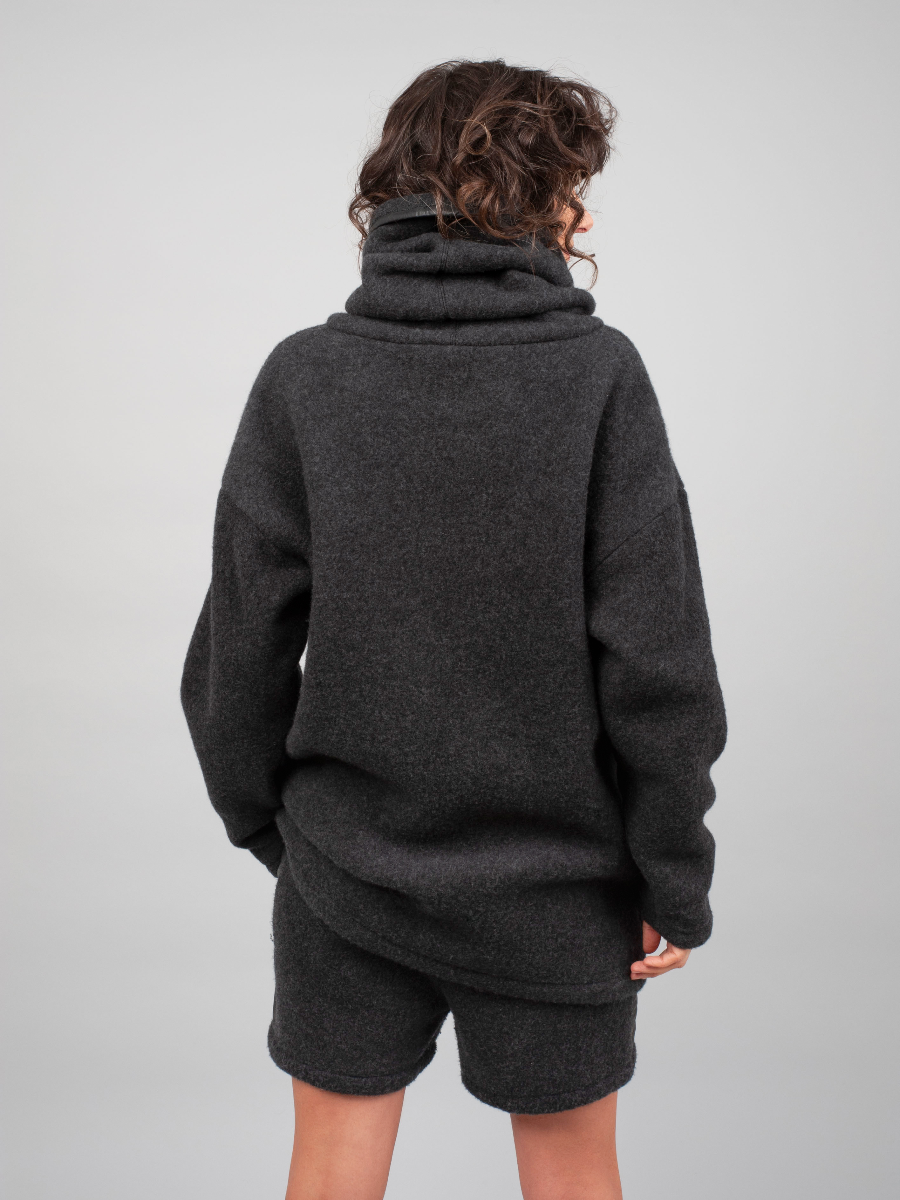 Oversize, grau-melierter Pullover aus irischem Merinofleece mit Maxikragen, überschrittenen Schultern und versteckten Taschen in der Seitennaht