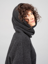 Oversize, grau-melierter Pullover aus irischem Merinofleece mit Maxikragen, überschrittenen Schultern und versteckten Taschen in der Seitennaht