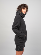 Oversize, grau-melierter Pullover aus irischem Merinofleece mit Maxikragen, überschrittenen Schultern und versteckten Taschen in der Seitennaht