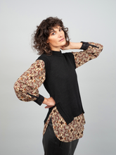 Schwarzer Pullunder Ebru aus 100% Merinowolle, tailliert und mit hohen seitlichen Schlitzen