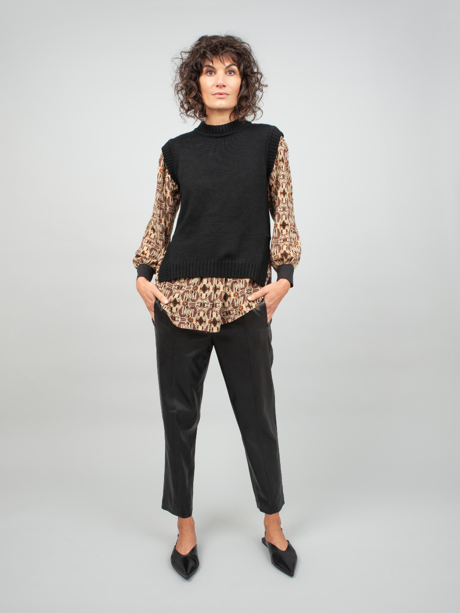 Schwarzer Pullunder Ebru aus 100% Merinowolle, tailliert und mit hohen seitlichen Schlitzen